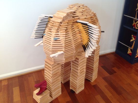 Elefante construido con tablillas Kapla de colores