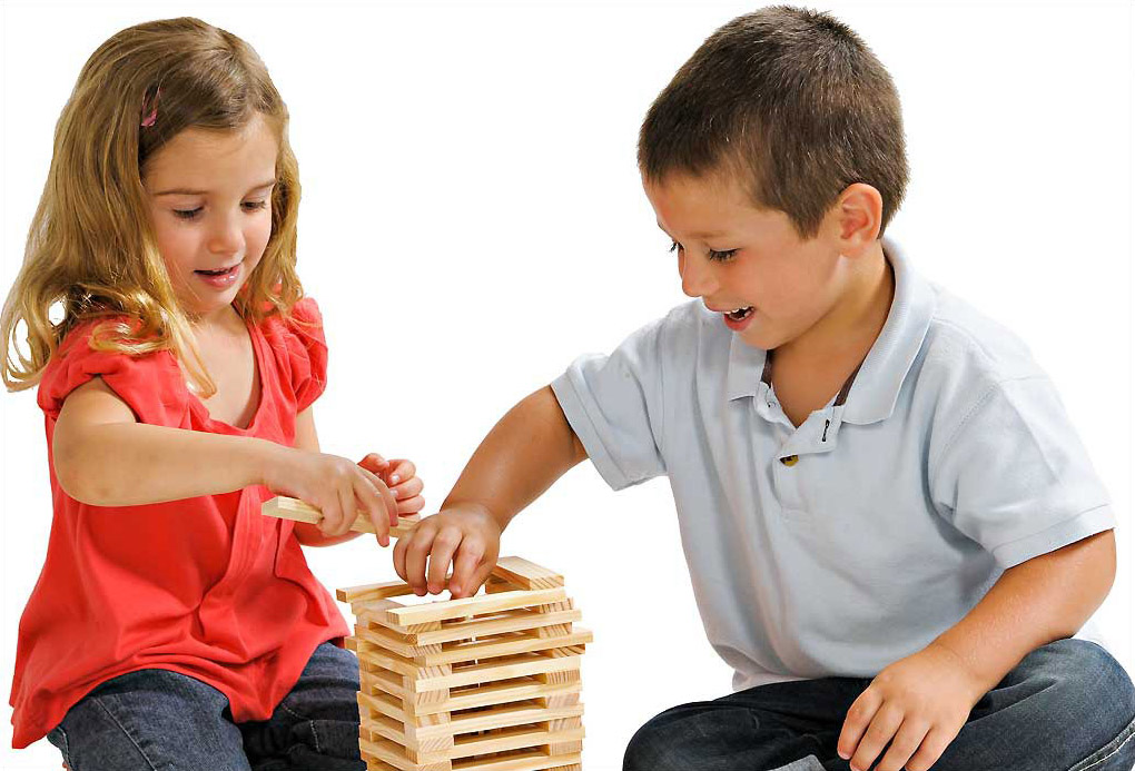 Niño y niña jugando con tablillas Kapla